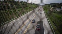Sejumlah kendaraan melaju setelah memasuki Gerbang Tol Kalikangkung di Semarang, Jawa Tengah, Rabu (26/3/2025).