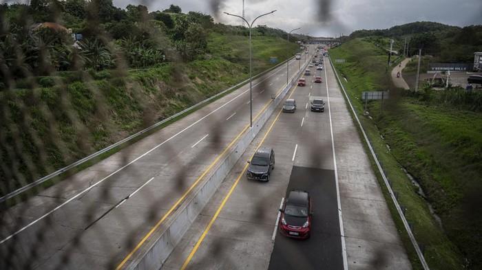 Kendaraan antre memasuki Gerbang Tol Kalikangkung di Semarang, Jawa Tengah, Rabu (26/3/2025). Volume kendaraan arus mudik Tol Trans Jawa Batang-Semarang dari arah Jakarta yang memasuki Gerbang Tol Kalikangkung menuju ke sejumlah wilayah di Jateng dan Jatim pada H-5 Lebaran hingga pukul 18.25 WIB terpantau ramai lancar. ANTARA FOTO/Aprillio Akbar/tom.