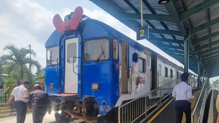 Penampakan KA Batara Kresna usai tabrakan dengan mobil di depan Terminal Sukoharjo, Rabu (26/3/2025).