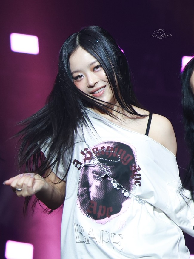 Tak ketinggalan, personel NJZ asal Vietnam, Hanni yang tampil dengan gaya hip hop memakai t-shirt putih dari Bathing Ape, denim jeans, dan aksesori chain. Dia menyanyikan My Boo dari Ghost Town DJ’s. Foto: dok. Twitter @EL_XLife