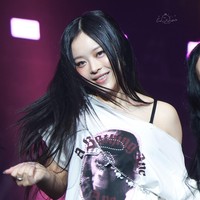 Tak ketinggalan, personel NJZ asal Vietnam, Hanni yang tampil dengan gaya hip hop memakai t-shirt putih dari Bathing Ape, denim jeans, dan aksesori chain. Dia menyanyikan My Boo dari Ghost Town DJ’s. Foto: dok. Twitter @EL_XLife