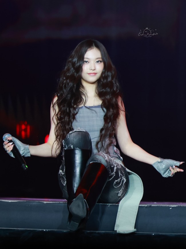 Giliran Haerin menyanyikan lagu Don’t Cha dari The Internet. Personel NJZ itu tak kalah menawan saat tampil dengan rambut panjang yang di-styling curly. Dia memakai atasan abu-abu dengan low rise pants hitam, juga aksesori belt dan biker gloves. Foto: dok. Twitter @EL_XLife