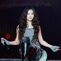 Giliran Haerin menyanyikan lagu Don’t Cha dari The Internet. Personel NJZ itu tak kalah menawan saat tampil dengan rambut panjang yang di-styling curly. Dia memakai atasan abu-abu dengan low rise pants hitam, juga aksesori belt dan biker gloves. Foto: dok. Twitter @EL_XLife