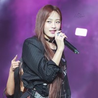 Personel tertua NJZ, Minji memamerkan kemampuan vokal dan rap saat menyanyikan lagu Smile For The Camera dari Upsahl. Dia membuat penggemar pangling dengan warna rambut coklat terang. Tampil memakai t-shirt dan blazer hitam berhias pin, pleated skirt merah bermotif kotak-kotak, dan knee high boots bulu-bulu berwarna abu-abu. Foto: dok. Twitter @EL_XLife