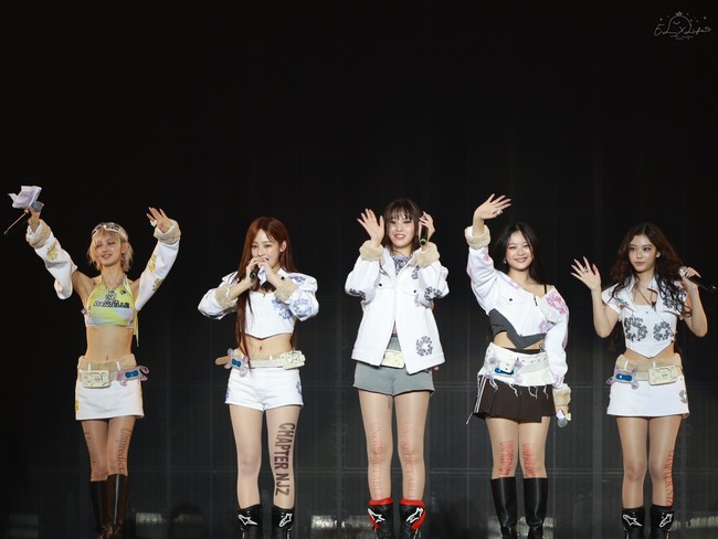 Personel grup KPop NJZ alias NewJeans, mengguncang panggung festival musik ComplexCon Hong Kong di tengah perseteruan dengan agensi lamanya, ADOR. Kelima personelnya Minji, Hanni, Danielle, Haerin, dan Hyein tampil dengan gaya baru yang lebih bold dan mature, sukses membuat para penggemar NJZ pangling. Foto: dok. Twitter @EL_XLife