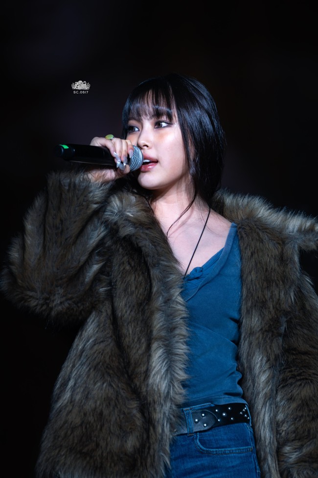 Aura personel termuda NJZ tumpah ruah saat terlihat memakai tanktop dan denim jeans, di balik furry jacket bernuansa abu-abu kecoklatan. Hyein menyanyikan lagu Use Your Heart dari SWV untuk solo stage-nya. Foto: dok. Twitter @sc_0617