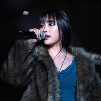 Aura personel termuda NJZ tumpah ruah saat terlihat memakai tanktop dan denim jeans, di balik furry jacket bernuansa abu-abu kecoklatan. Hyein menyanyikan lagu Use Your Heart dari SWV untuk solo stage-nya. Foto: dok. Twitter @sc_0617