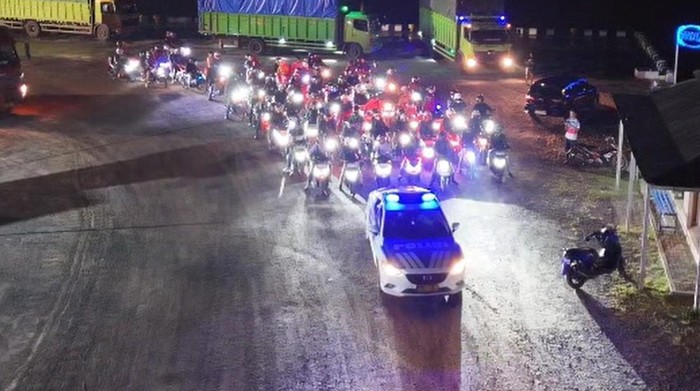 Pengawalan pemudik bermotor di Lampung.