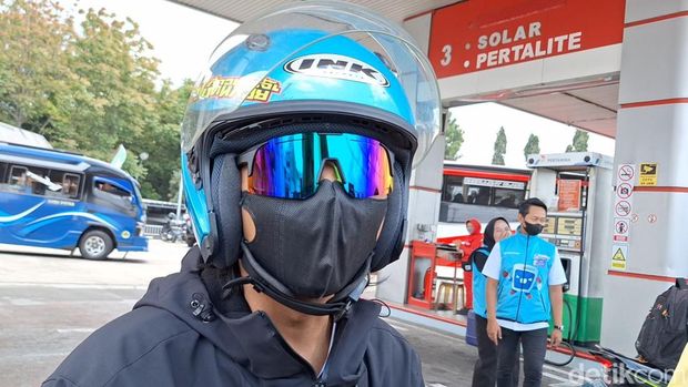 Pengendara roda dua, Ari Sofyan (28) saat mengisi bahan bakar minyak (BBM) di Nagreg