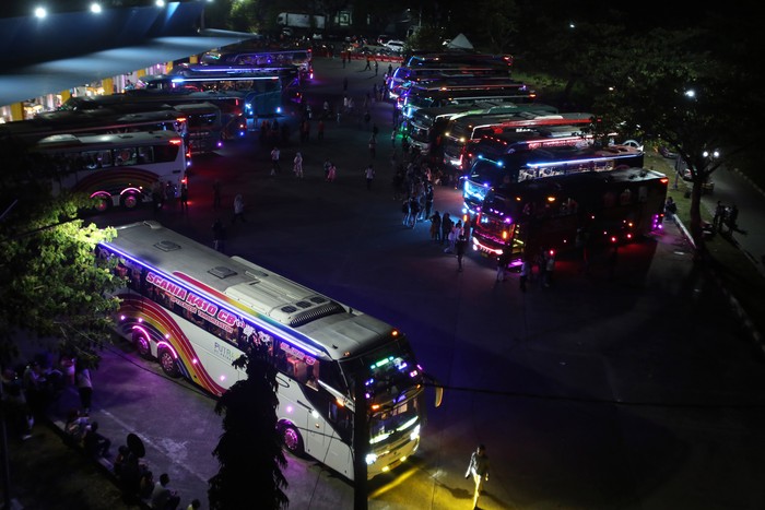 Petugas terminal menaikkan sepeda motor pemudik ke bagasi saat keberangkatan bus umum di Terminal Bus Type A Batoh, Banda Aceh, Aceh, Selasa (25/3/2025). Memasuki H-5 Idul Fitri 1446 Hijriyah, Pemda Aceh mencatat jumlah pemudik di terminal keberangkatan mencapai 1000 orang atau naik 50 persen dari hari sebelumnya dan puncak arus mudik diprediksi pada H-3, untuk mengantisipasi lonjakan penumpang pemda mempersiapkan sebanyak 1.834 unit angkutan antarkota dalam provinsi (AKDP) dan sebanyak 287 unit angkutan antarkota antarprovinsi (AKAP). ANTARA FOTO/Ampelsa/Spt.