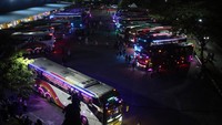 Sejumlah pemudik bersiap menaiki bus umum di terminal bus tipe A Batoh, Banda Aceh, Aceh, Selasa (25/3/2025). 