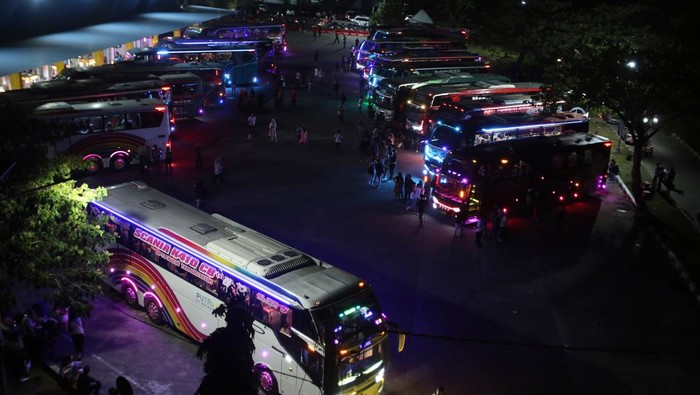 Peningkatan penumpang mudik lebaran di Aceh Petugas terminal menaikkan sepeda motor pemudik ke bagasi saat keberangkatan bus umum di Terminal Bus Type A Batoh, Banda Aceh, Aceh, Selasa (25/3/2025). Memasuki H-5 Idul Fitri 1446 Hijriyah, Pemda Aceh mencatat jumlah pemudik di terminal keberangkatan mencapai 1000 orang atau naik 50 persen dari hari sebelumnya dan puncak arus mudik diprediksi pada H-3, untuk mengantisipasi lonjakan penumpang pemda mempersiapkan sebanyak 1.834 unit angkutan antarkota dalam provinsi (AKDP) dan sebanyak 287 unit angkutan antarkota antarprovinsi (AKAP). ANTARA FOTO/Ampelsa/Spt.