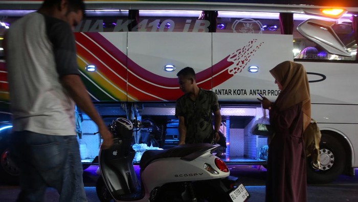 Peningkatan penumpang mudik lebaran di Aceh Petugas terminal menaikkan sepeda motor pemudik ke bagasi saat keberangkatan bus umum di Terminal Bus Type A Batoh, Banda Aceh, Aceh, Selasa (25/3/2025). Memasuki H-5 Idul Fitri 1446 Hijriyah, Pemda Aceh mencatat jumlah pemudik di terminal keberangkatan mencapai 1000 orang atau naik 50 persen dari hari sebelumnya dan puncak arus mudik diprediksi pada H-3, untuk mengantisipasi lonjakan penumpang pemda mempersiapkan sebanyak 1.834 unit angkutan antarkota dalam provinsi (AKDP) dan sebanyak 287 unit angkutan antarkota antarprovinsi (AKAP). ANTARA FOTO/Ampelsa/Spt.