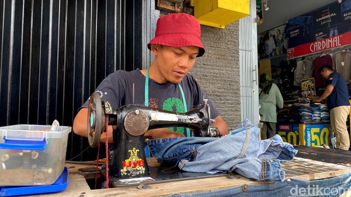 Penjahit pakaian di kawasan Kosambi, Bandung