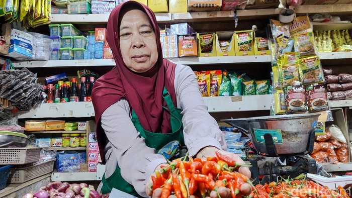 Penjual cabai rawit merah di pasar atas baru cimahi