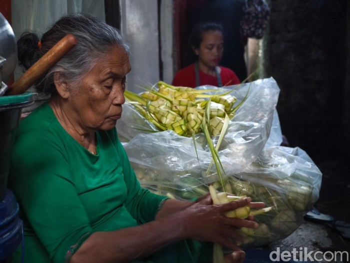 Perajin ketupat di Kota Bandung