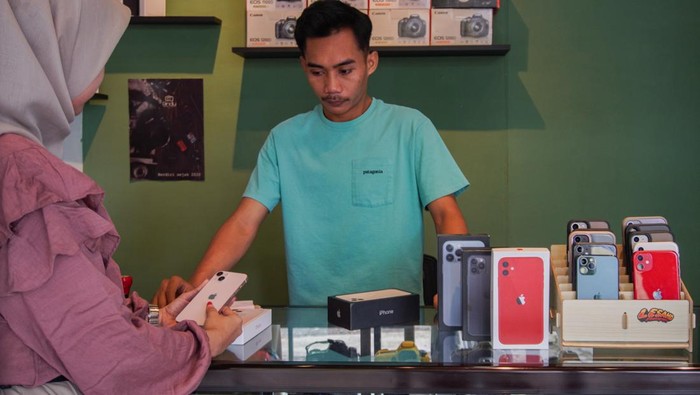 Pelanggan memilih iPhone untuk disewa di salah satu gerai rental iPhone, Kecamatan Kraksan, Kabupaten Probolinggo, Jawa Timur, Rabu (26/3/2025). Menurut pelaku usaha, memasuki minggu keempat Ramadhan permintaan sewa iPhone dengan tarif Rp90 ribu hingga Rp220 ribu per hari tersebut mengalami peningkatan sebanyak 14 buah per hari dari hari biasa 5 hingga 6 per hari yang diperkirakan makin meningkat pada H-1 Lebaran.  ANTARA FOTO/Irfan Sumanjaya/nym.