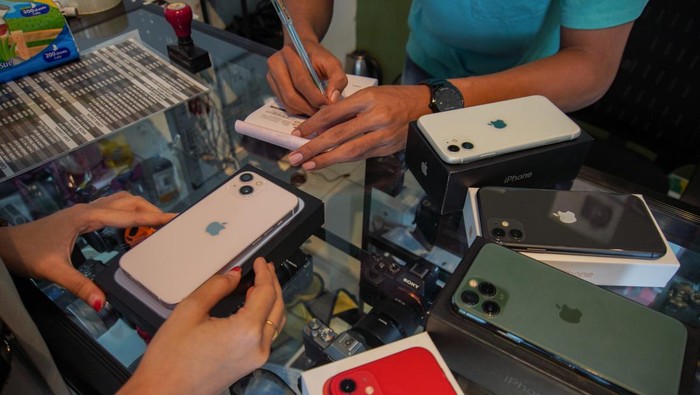 Pelanggan memilih iPhone untuk disewa di salah satu gerai rental iPhone, Kecamatan Kraksan, Kabupaten Probolinggo, Jawa Timur, Rabu (26/3/2025). Menurut pelaku usaha, memasuki minggu keempat Ramadhan permintaan sewa iPhone dengan tarif Rp90 ribu hingga Rp220 ribu per hari tersebut mengalami peningkatan sebanyak 14 buah per hari dari hari biasa 5 hingga 6 per hari yang diperkirakan makin meningkat pada H-1 Lebaran.  ANTARA FOTO/Irfan Sumanjaya/nym.