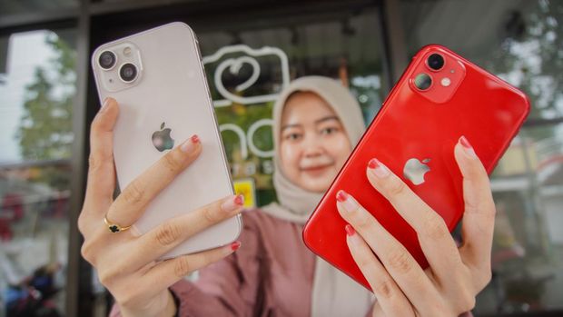 Pelanggan memilih iPhone untuk disewa di salah satu gerai rental iPhone, Kecamatan Kraksan, Kabupaten Probolinggo, Jawa Timur, Rabu (26/3/2025). Menurut pelaku usaha, memasuki minggu keempat Ramadhan permintaan sewa iPhone dengan tarif Rp90 ribu hingga Rp220 ribu per hari tersebut mengalami peningkatan sebanyak 14 buah per hari dari hari biasa 5 hingga 6 per hari yang diperkirakan makin meningkat pada H-1 Lebaran.  ANTARA FOTO/Irfan Sumanjaya/nym.