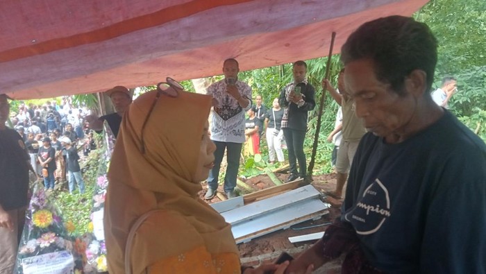 Perwakilan Ditjen GTKPG NTT, Marnia Yasin, menyerahkan santunan Rp 20 juta kepada orang tua Rosalina Sogen, Rabu (26/3/2025). Rosalina adalah guru yang tewas diserang OPM di Yahukimo, Papua Pegunungan. (Yurgo Purab/detikBali)