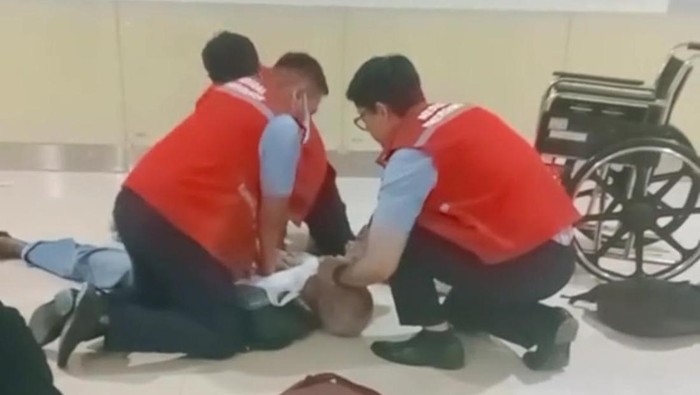 Petugas kesehatan saat melakukan pertolongan medis terhadap penumpang yang pingsan di YIA, Senin (24/3/2025)