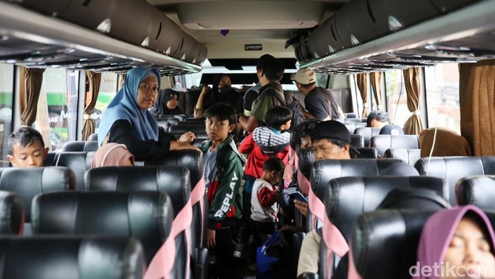 DPP Partai Kebangkitan Bangsa (PKB) menggelar mudik gratis bagi 1.000 orang ke Jawa Tengah, DI Yogyakarta, dan Jawa Timur. Pelapasan pemudik dihadiri oleh Ketum PKB Muhaimin Iskandar.