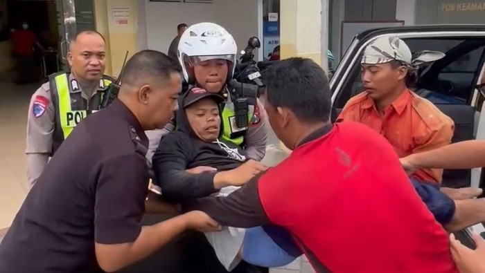 Polantas tolong korban kecelakaan kerja di Mojokerto