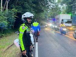 Polisi Rekayasa Lalin-Buka Kantong Parkir Urai Antrean Pemudik di Gilimanuk
