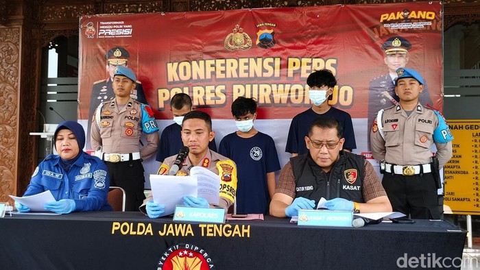 Polisi menghadirkan tiga dari lima pelaku komplotan pencuri kambing di Purworejo, Rabu (26/3/2025).