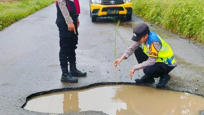 Polisi meninjau jalan berlubang di BTS Ulu, Musi Rawas