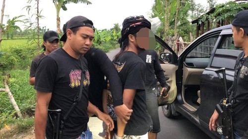 Polisi menangkap penganiaya T, S, di Lombok Timur, Senin (24/3/2025). T menganiaya S karena istrinya dilecehkan.