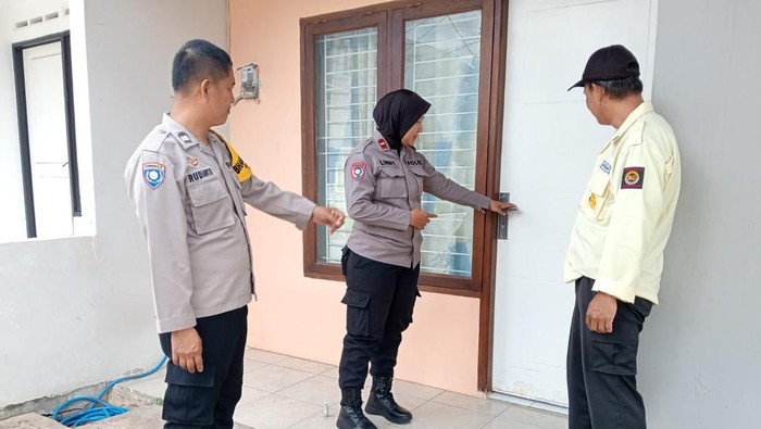 Polsek Ciputat Timur mengecek rumah warga yang ditinggal mudik.