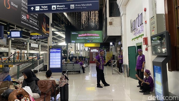Porter Stasiun Tugu Yogyakarta (baju ungu) tengah bercengkerama menunggu orderan, Rabu (26/3/2025).