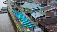 Meriam karbit tersebut untuk memeriahkan malam takbiran dan Idul Fitri 1446 H di tepian Sungai Kapuas.  