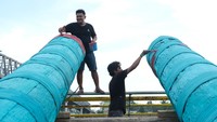 Meriam karbit sepanjang tujuh hingga delapan meter dengan diameter 90 centimeter yang dililit rotan tersebut dipersiapkan oleh masyarakat setempat.  