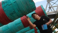 Dua warga mengecat meriam karbit yang terbuat dari kayu gelondongan di Kelurahan Tambelan Sampit, Pontianak, Kalimantan Barat, Rabu (26/3/2025).