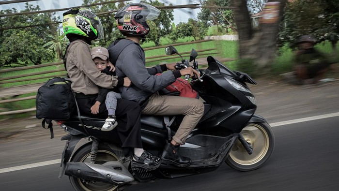 Potret Pemudik Motor Membawa Anak Mulai Ramai di Pantura Indramayu Pemudik bersepeda motor membawa anaknya melintas ke arah Cirebon dan Jawa Tengah di Jalan Raya Pantura, Indramayu, Jawa Barat, Rabu (26/3/2025). Sebagian pemudik memilih menempuh perjalanan dengan mengendarai sepeda motor dan dengan membawa anak meski berisiko terjadinya kecelakaan lalu lintas. ANTARA FOTO/Fauzan/nym.