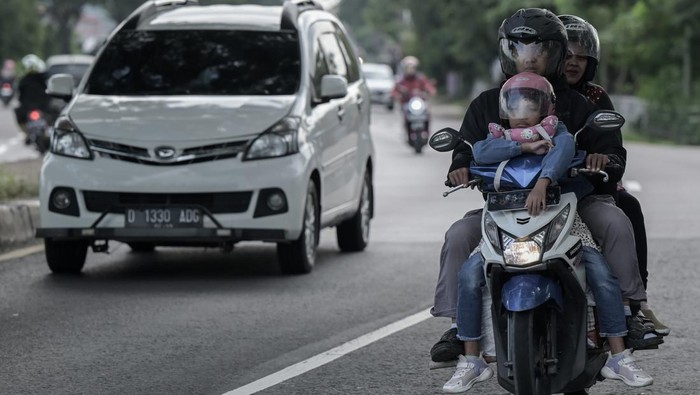 Potret Pemudik Motor Membawa Anak Mulai Ramai di Pantura Indramayu Pemudik bersepeda motor membawa anaknya melintas ke arah Cirebon dan Jawa Tengah di Jalan Raya Pantura, Indramayu, Jawa Barat, Rabu (26/3/2025). Sebagian pemudik memilih menempuh perjalanan dengan mengendarai sepeda motor dan dengan membawa anak meski berisiko terjadinya kecelakaan lalu lintas. ANTARA FOTO/Fauzan/nym.