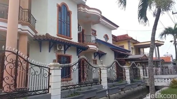 Potret rumah mewah milik bos warteg di Kelurahan Cabawan, Tegal.