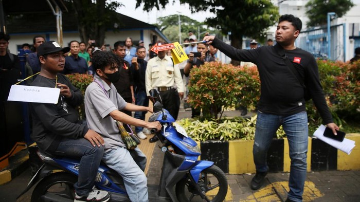 Potret Suasana Prarekonstruksi Tewasnya Mahasiswa UKI Polres Metro Jakarta Timur melakukan prarekonstruksi terkait kasus tewasnya mahasiswa UKI, Kenzha Ezra Walewangko. Prarekonstruksi digelar di tempat kejadian perkara (TKP).