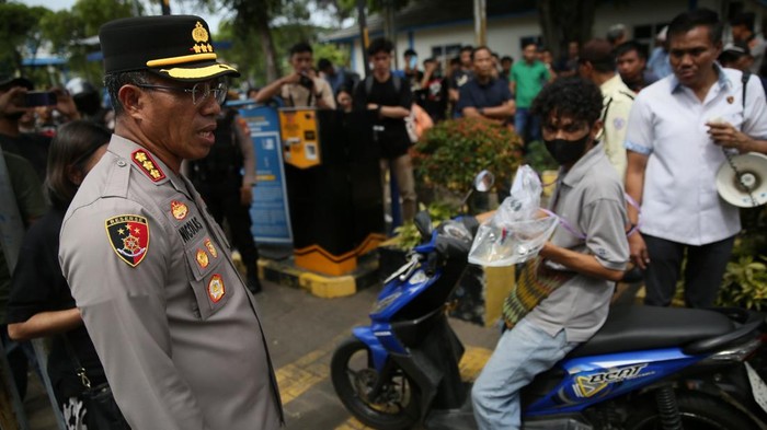 Polres Metro Jakarta Timur melakukan prarekonstruksi terkait kasus tewasnya mahasiswa UKI, Kenzha Ezra Walewangko. Prarekonstruksi digelar di tempat kejadian perkara (TKP).