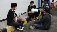 Salah satu memperlihatkan korban dan dua temannya minum minuman keras.