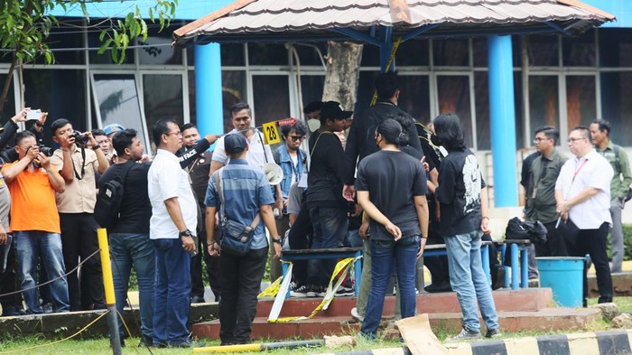 Polres Metro Jakarta Timur melakukan prarekonstruksi terkait kasus tewasnya mahasiswa UKI, Kenzha Ezra Walewangko. Prarekonstruksi digelar di tempat kejadian perkara (TKP).