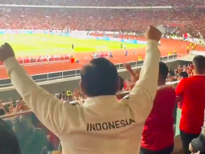 Prabowo Subianto selebrasi saat Timnas Indonesia cetak gol ke gawang Bahrain.