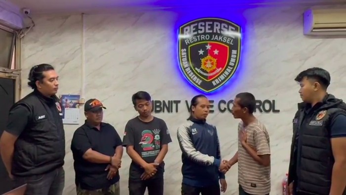 Pria berinisial AR (28) yang memaksa minta THR ke tukang cukur sempat diamankan polisi. Kasus tersebut diselesaikan dengan damai. (dok Istimewa)