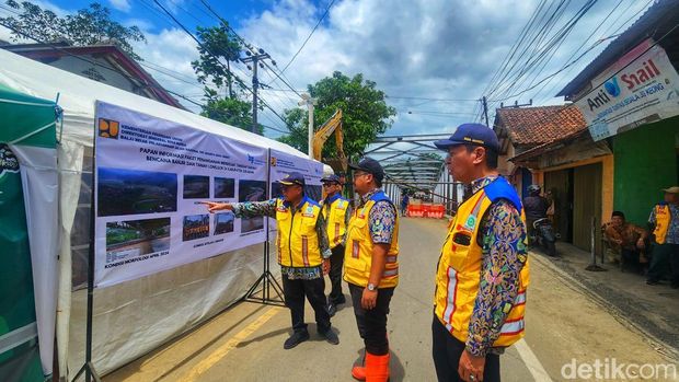 Proses perbaikan Jembatan Cidadap, Kabupaten Sukabumi