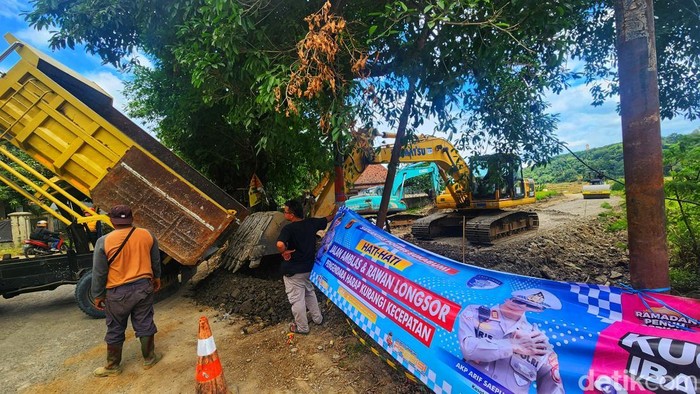 Proses perbaikan Jembatan Cidadap, Kabupaten Sukabumi