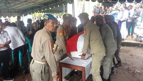 Prosesi penguburan jenazah Rosalina Sogen, guru asal Flores Timur, NTT, yang tewas akibat diserang OPM di Yahukimo, Papua Pegunungan. Rosalina dimakamkan secara kedinasan, Rabu (26/3/2025). (Arnoldus Yurgo Purab/detikBali)