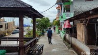 Rumah-rumah yang berhadapan dengan laut memiliki ruas jalan yang lebih besar. Pemandangannya langsung ke Pulau Karya. (bonauli/detikcom)