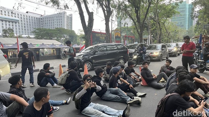 Puluhan massa aksi demo di luar gerbang DPRD Sumut